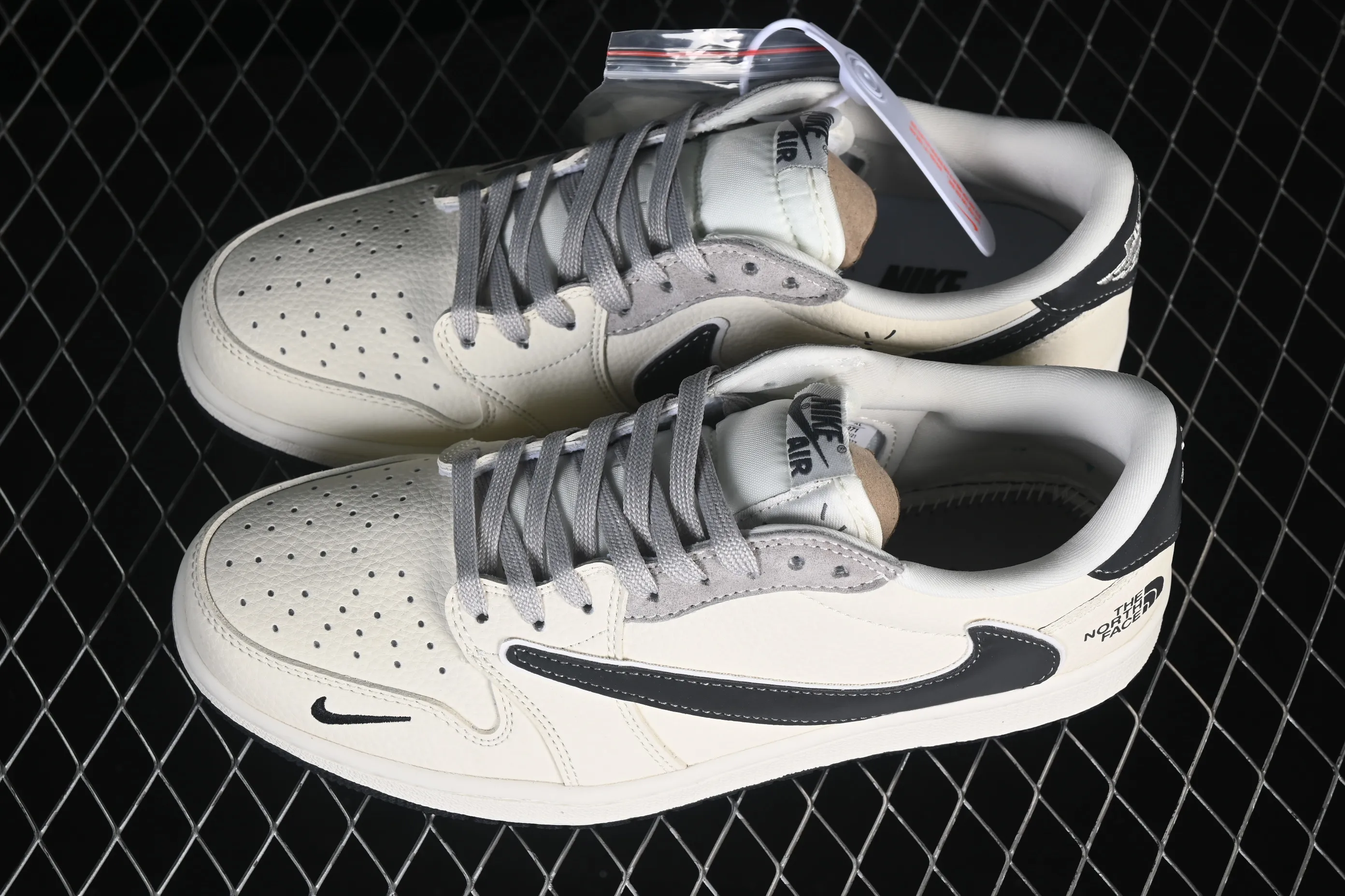 All categories Air Jordan Jordan series basketball shoes Air Jordan 1 Low High-end customization Low-top sneakers Air Jordan 1 Low AJ1 Joe 1 North Face joint classic black High-end customization Low-top retro basketball shoes LD2028-071